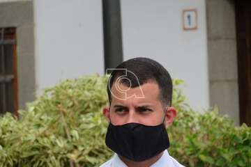 Minuto de silencio por las víctimas del Covid-19 en la plaza de San Juan y del personal de Servicios Sociales (Foto TA)